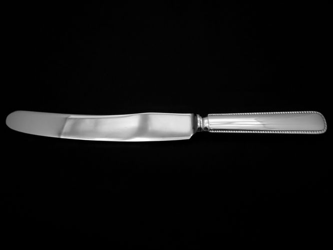 Hovedbilde Rådhus med bord stor spisekniv antikvarisk